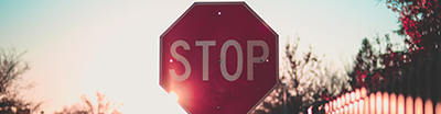 Stop Schild aus dem Verkehr – steht für Fehler Inbound-Marketing