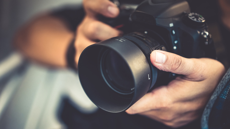Aufnahme einer Kamera, mit der Fotos für das Content Marketing einer Firma gemacht werden