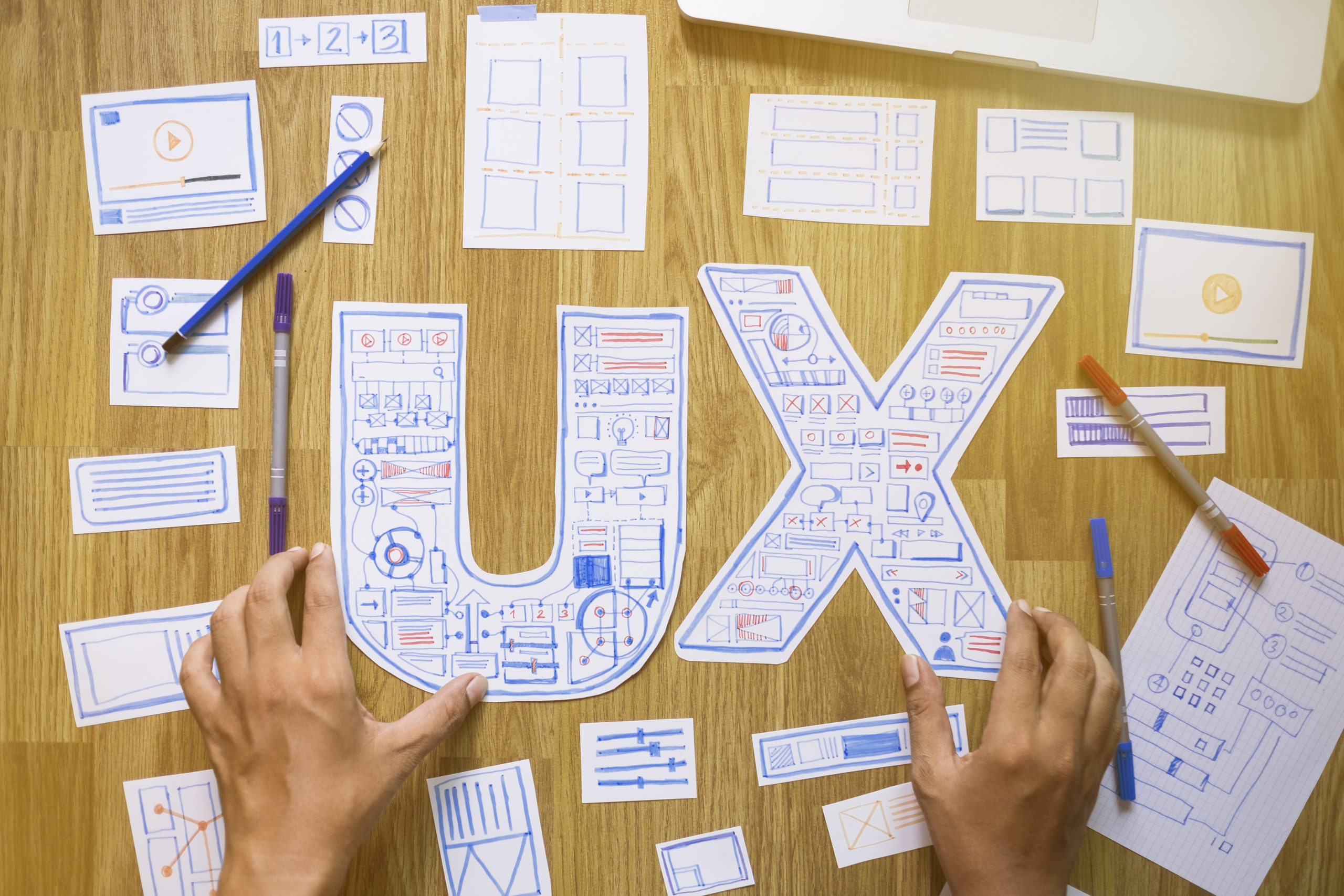 Content Struktur für eine bessere Benutzererfahrung Ein Mann ordnet Papiere auf einem Tisch – er nutzt Content Struktur für eine bessere User Experience