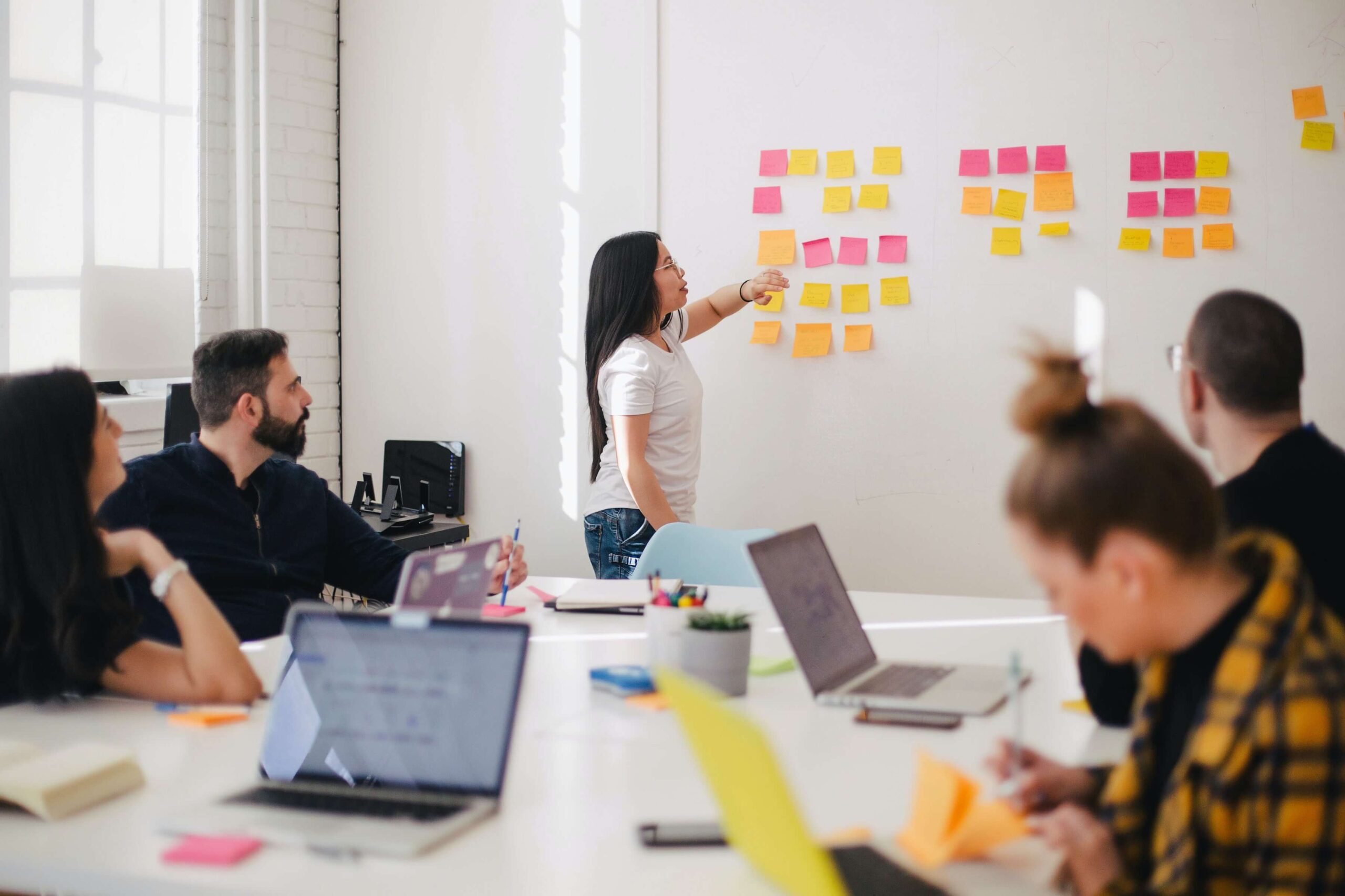 SMARKETING mit Teamwork Ein Team arbeitet gemeinsam an einem Projekt